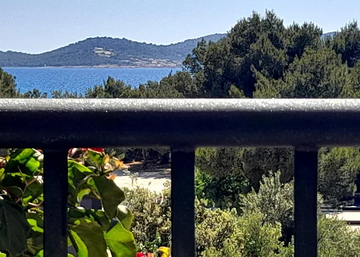 Stone House Porat, 100m From Porat 別荘