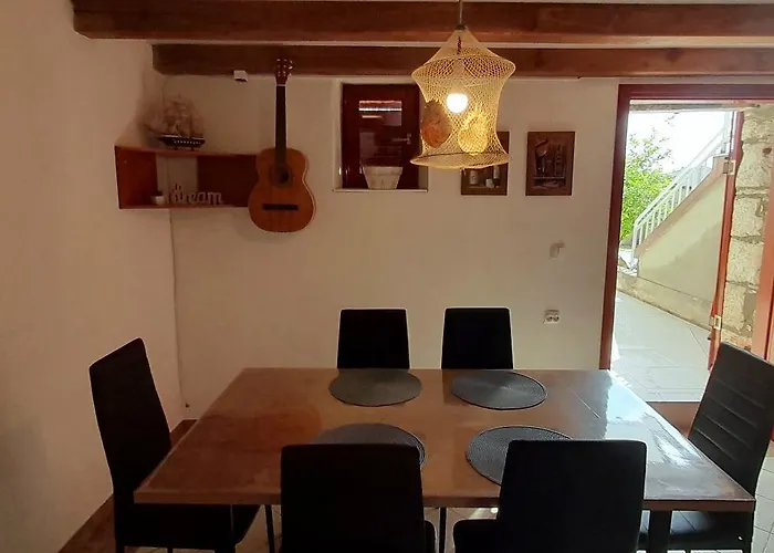 別荘 Stone House Porat, 100m From Porat